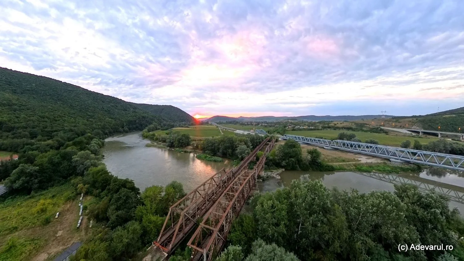 Cel mai vechi pod feroviar peste Mureș, înlocuit de podurile pentru trenuri rapide. Ce poveste stranie ascundea