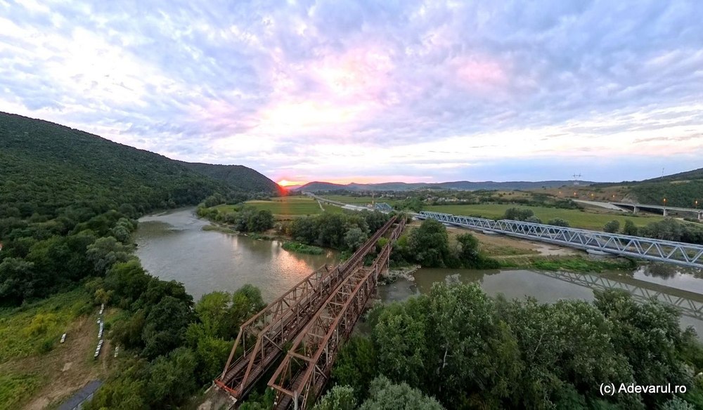 Cel mai vechi pod feroviar peste Mureș, înlocuit de podurile pentru trenuri rapide. Ce poveste stranie ascundea