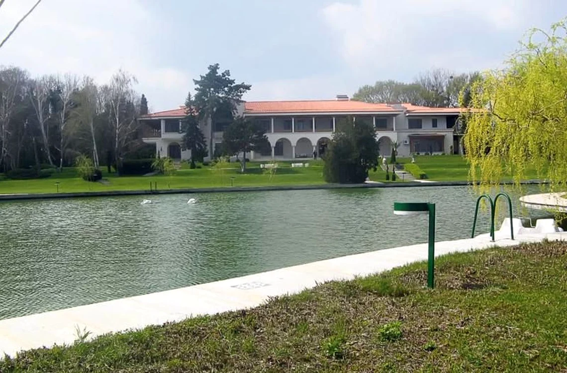 Vilă de lux pe malul apei