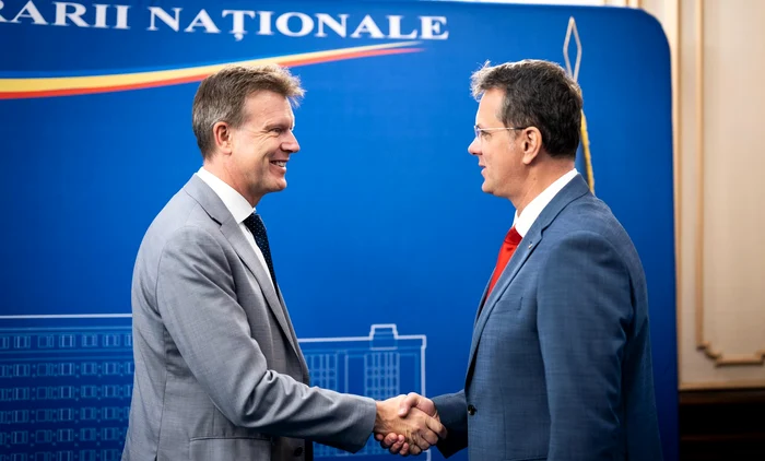 Ambasadorul Marii Britanii, în vizită la ministrul Apărării, Ionuț Moșteanu FOTO: Facebook