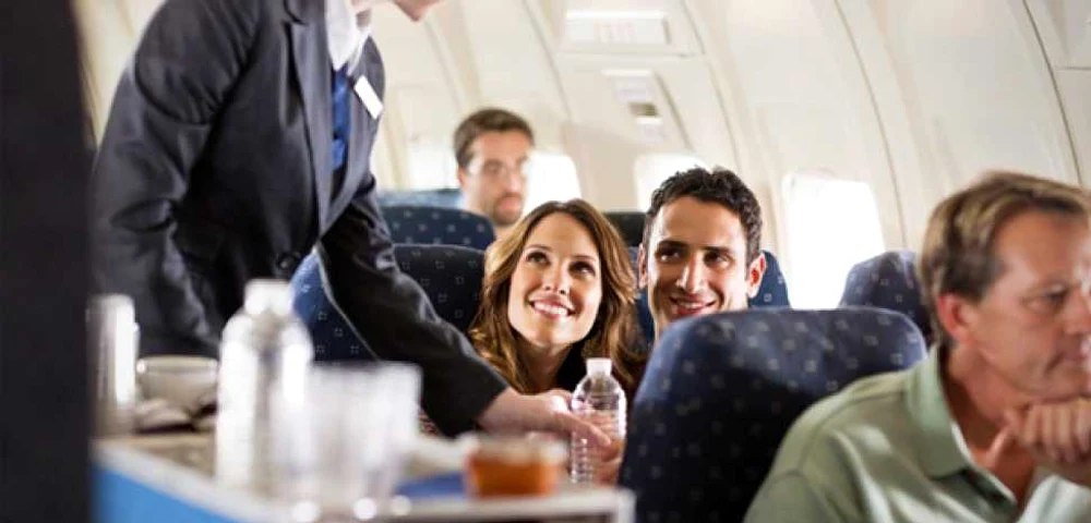 Alcoolul consumat în avion poate fi fatal. Un studiu arată care sunt riscurile