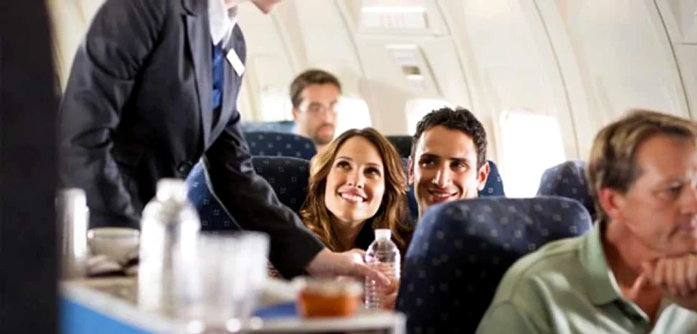 Consumul de băuturi alcoolice în avion este nociv FOTO: Arhivă