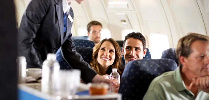 Consumul de băuturi alcoolice în avion este nociv FOTO: Arhivă