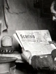 Un miner citind ziarul Scânteia (©  „Fototeca online a comunismului românesc”, cota: 133/1944)
