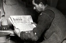 Un miner citind ziarul Scânteia (©  „Fototeca online a comunismului românesc”, cota: 133/1944)