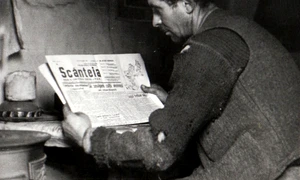 Un miner citind ziarul Scânteia (©  „Fototeca online a comunismului românesc”, cota: 133/1944)