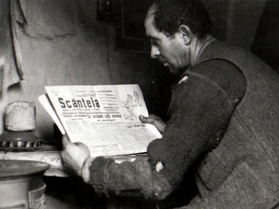 Un miner citind ziarul Scânteia (©  „Fototeca online a comunismului românesc”, cota: 133/1944)