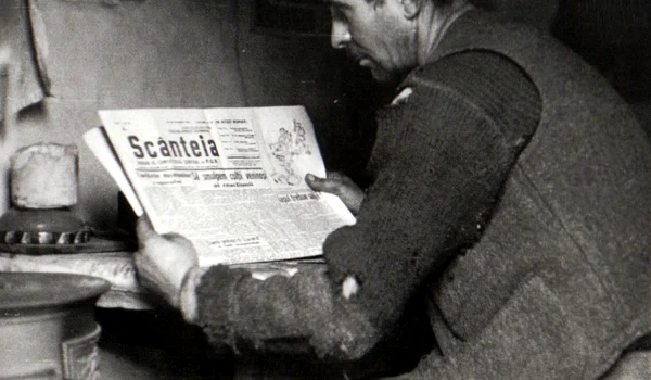 Un miner citind ziarul Scânteia (©  „Fototeca online a comunismului românesc”, cota: 133/1944)