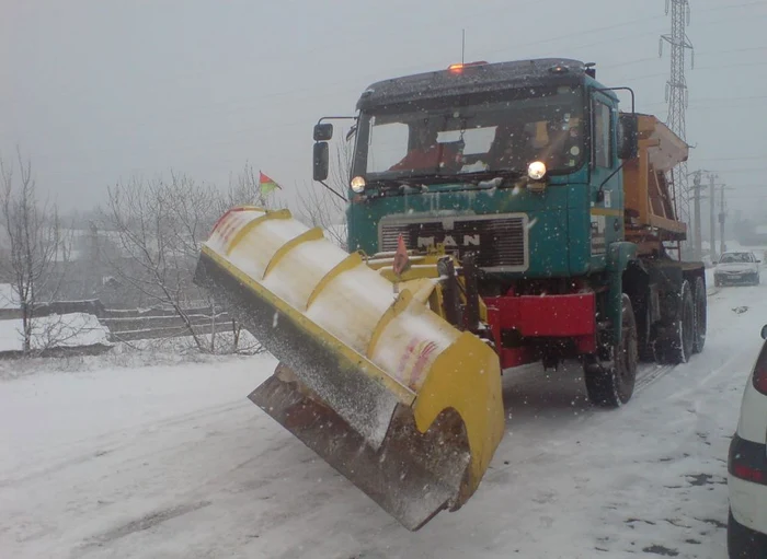 Utilajele de deszăpezire au dificultăţi din cauza viscolului.