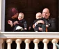 La princesse Charlène, le prince Albert II de Monaco et leurs enfants au balcon du palais lors de la Fête Nationale monégasque jpeg