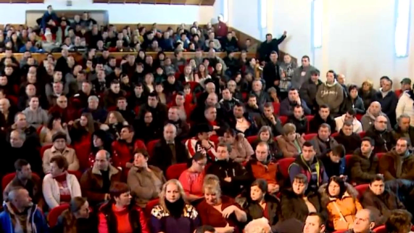 
    Localnicii din Ditrău sunt nemulțumiți de faptul că patronul unei brutării din comună a angajat doi muncitori din Sri LankaFoto: Digi24  
