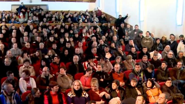 Localnicii din Ditrău sunt nemulțumiți de faptul că patronul unei brutării din comună a angajat doi muncitori din Sri LankaFoto: Digi24