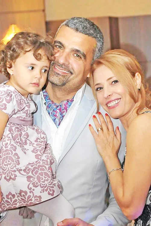 
    Monica Davidescu şi Aurelian Temişan, mândri de “comoara” lor, Dora  