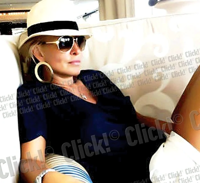 
    Uoau! Ce s-a bronzat Vica în concediu! Blondina s-a relaxat în Grecia cu mai mulţi prieteni  