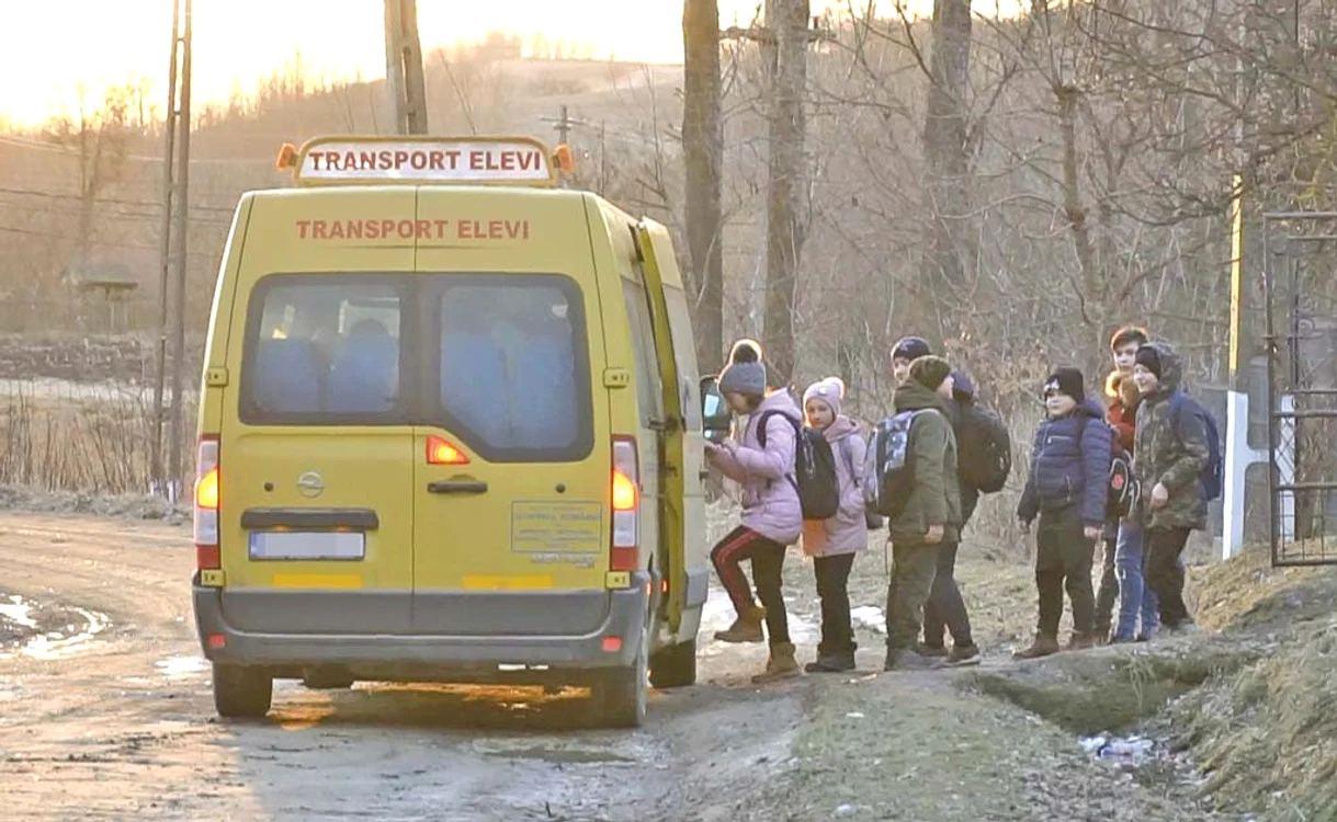 Mii de elevi din satele din Botoşani merg cu microbuze vechi, aglomerate sau care îi lasă să aştepte în ger
