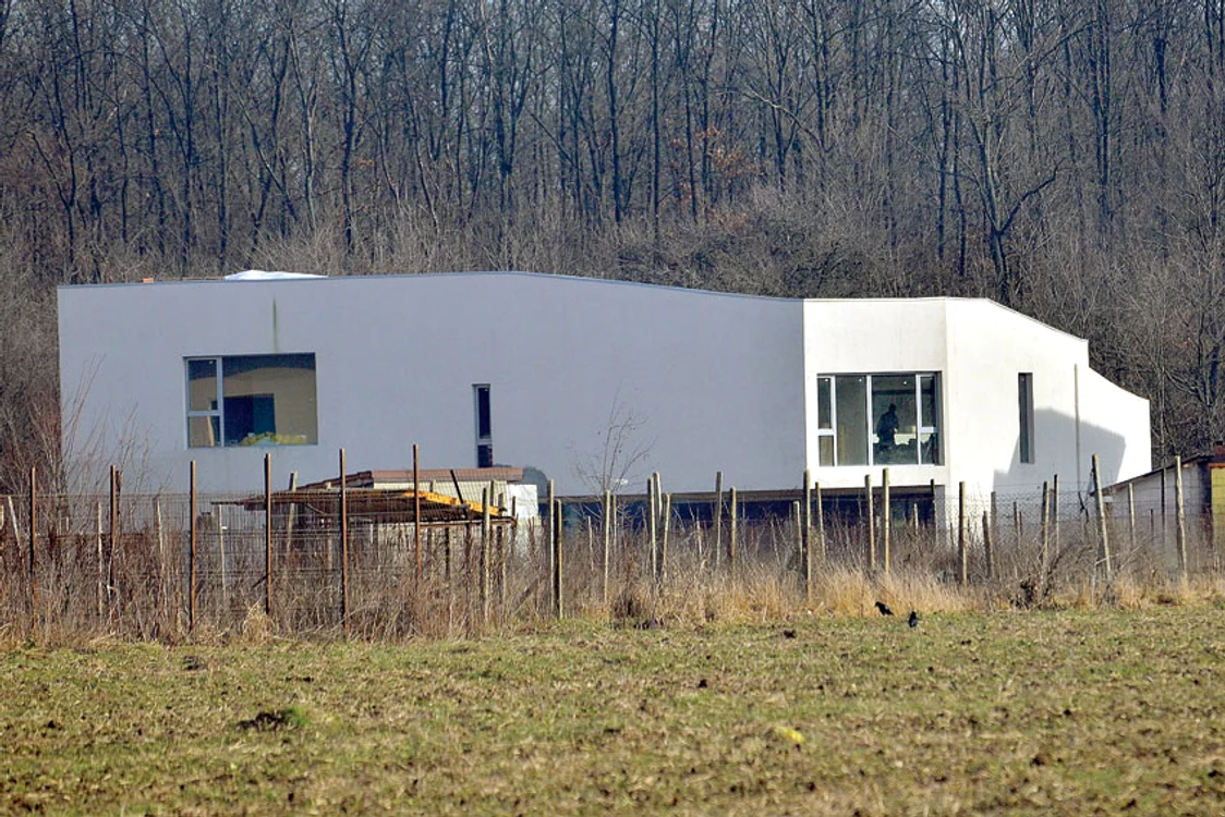 
    Muncitorii mişună de zor la casa din Cernica, pe care juratul de la «Vocea României» se chinuie să o dea gata de aproape 6 aniFoto: Mihai Caliu  