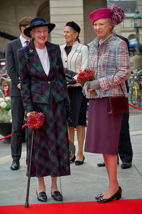 Fosta suverană cu sora sa