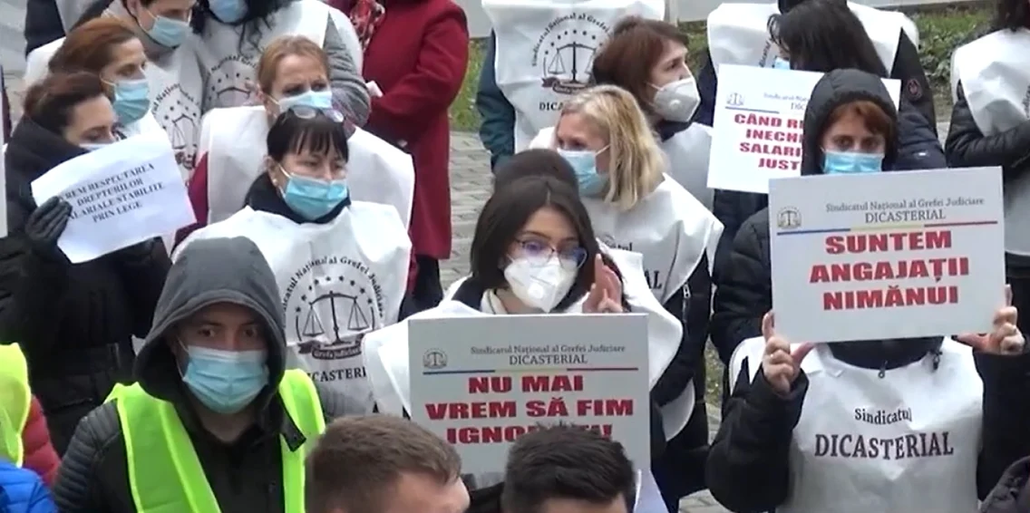 Protest al sindicatelor din poliţie şi al grefierilor din cauza îngheţării salariilor în faţa Prefecturii Vâlcea Foto Adevărul 