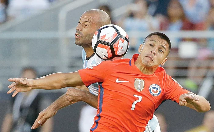 
    Chilianul s-a certat cu cei de la Arsenal şi e de aşteptat să nu se mai rupă cu firea până la vară, când va pleca la altă echipăFoto: AP  