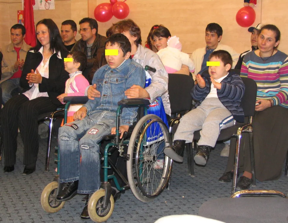 Majoritatea însoţitorilor persoanelor cu handicap sunt rude ale acestora, care continuă să aibă grijă de aceştia, chiar dacă nu mai sunt plătiţi... (Foto: Mugurel Manea)