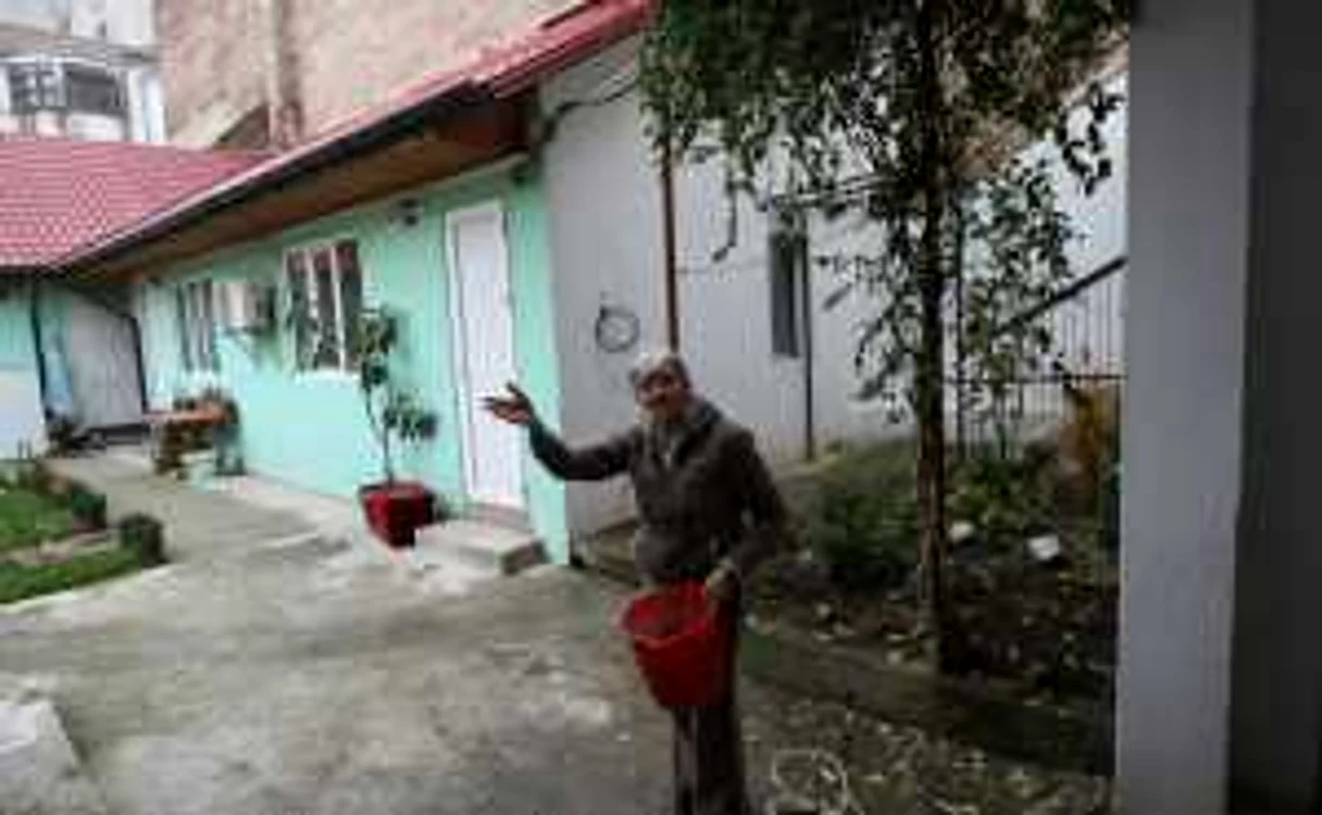 Proprietara clădirii refuză să spună de ce a construit ilegal
