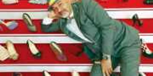 Christian Louboutin, în magazinul său, înconjurat de creaţiile lui