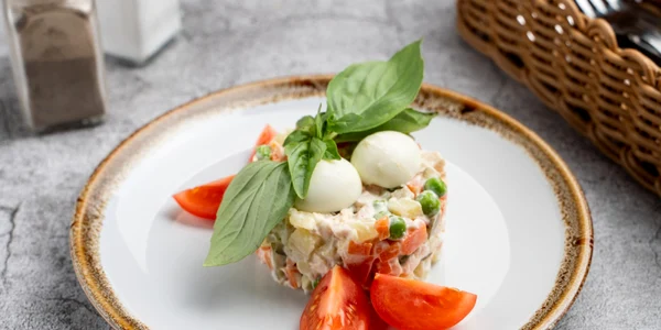 salata a la russe ruseasca foto shutterstock