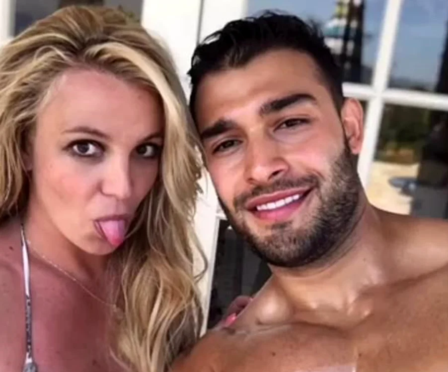 Între Britney şi Sam este o diferenţă de 12 ani, dar acest lucru nu contează deloc pentru ei 