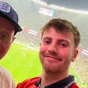 un tanar de 21 de ani a devenit viral fiindca si-a folosit economiile sa il duca pe bunicul sau la Campionatul Mondial de fotbal FOTO: Facebook/Jacob Allmendinger﻿