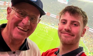 un tanar de 21 de ani a devenit viral fiindca si-a folosit economiile sa il duca pe bunicul sau la Campionatul Mondial de fotbal FOTO: Facebook/Jacob Allmendinger﻿