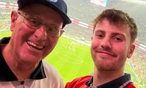 un tanar de 21 de ani a devenit viral fiindca si-a folosit economiile sa il duca pe bunicul sau la Campionatul Mondial de fotbal FOTO: Facebook/Jacob Allmendinger﻿