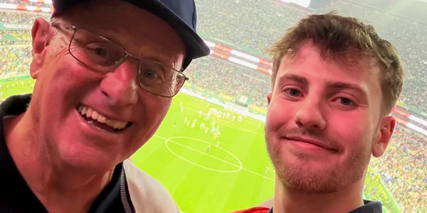un tanar de 21 de ani a devenit viral fiindca si-a folosit economiile sa il duca pe bunicul sau la Campionatul Mondial de fotbal FOTO: Facebook/Jacob Allmendinger﻿