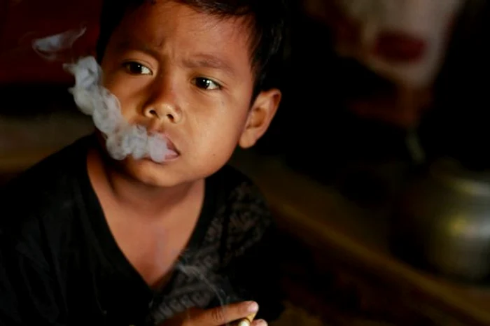 
    Dihan fumează pe ascuns, în ciuda încercărilor părinţilor de a-l face să renunţeFoto: mirror.co.uk  