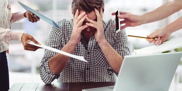stres barbat angajat burnout Foto BestJobs jpg