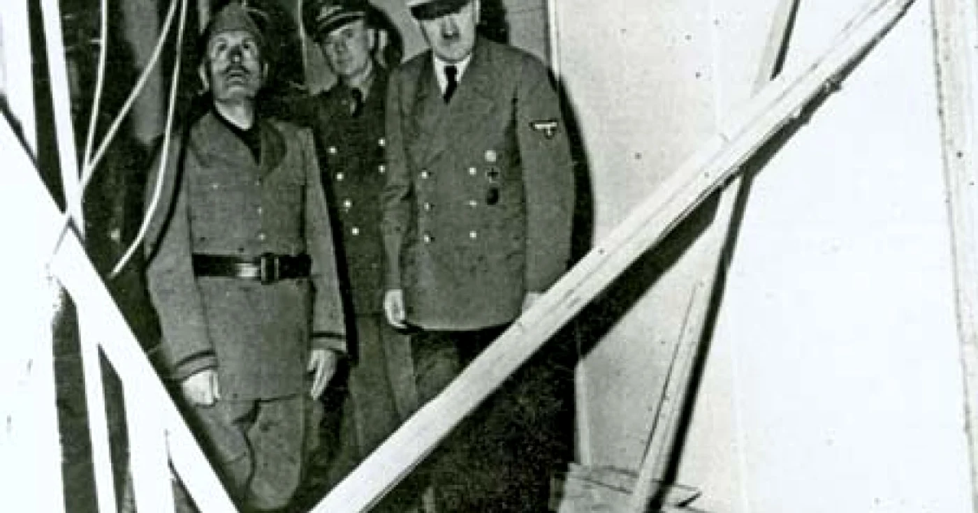 Adolf Hitler (stânga) îi arată lui Mussolini locul unde a supravieţuit atentatului