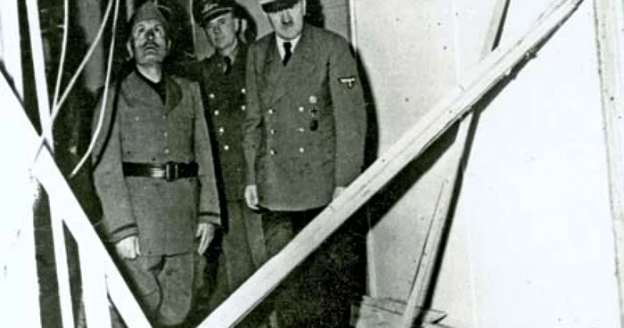 Adolf Hitler (stânga) îi arată lui Mussolini locul unde a supravieţuit atentatului