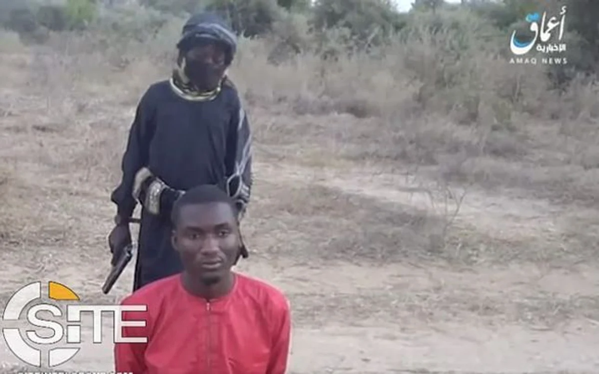 Nigeria: un minor îndoctrinat pregătindu-se de uciderea unui bărbat prezentat ca fiind creştin FOTO SITE via Amaq News