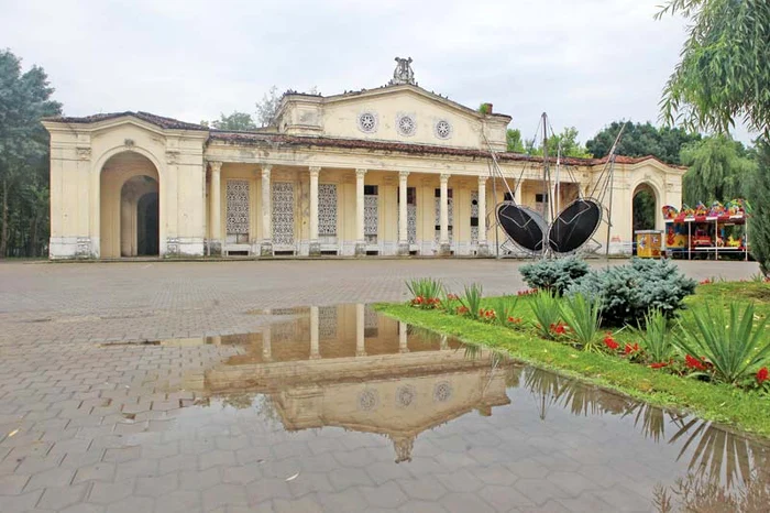 Gradina de vară Capitol: Construit în 1912, teatrul s-a transformat într-un depozit de gunoaie şi mobilă aruncată. Statuile sunt dărâmate şi acoperite de cariiFoto: Sever Gheorghe