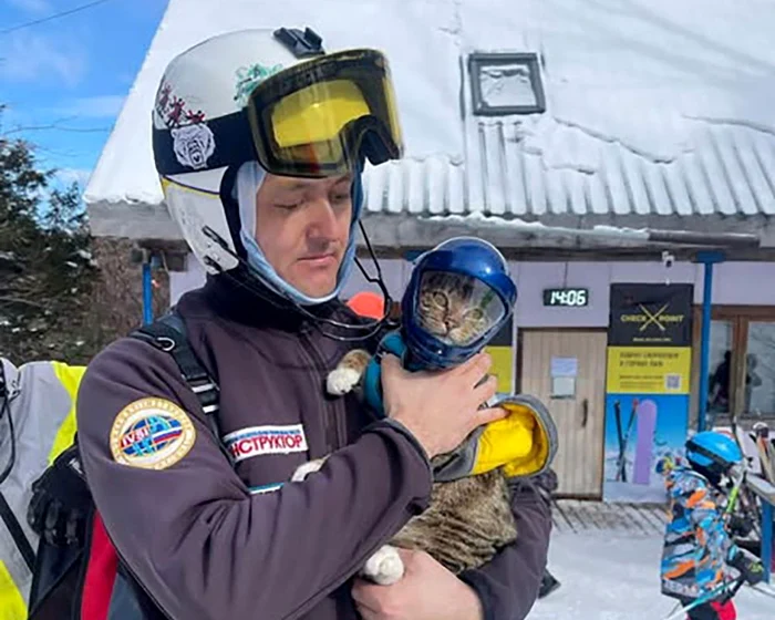 Ivan Kuznetsov și motanul lui, Thoth, după ce au schiat și s-au dat cu parașuta