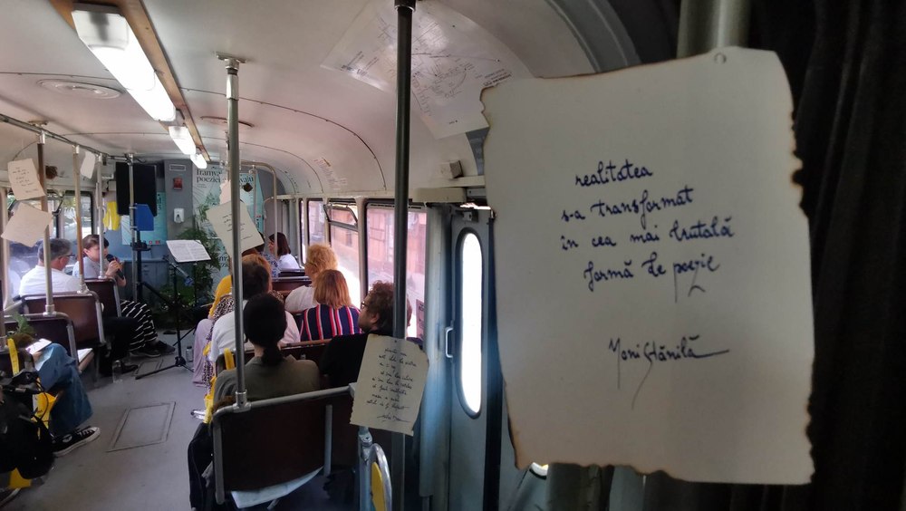 Tramvaiul Poeziei de la București s-a oprit la Timișoara. Cum arată această călătorie de tip experiență VIDEO FOTO 