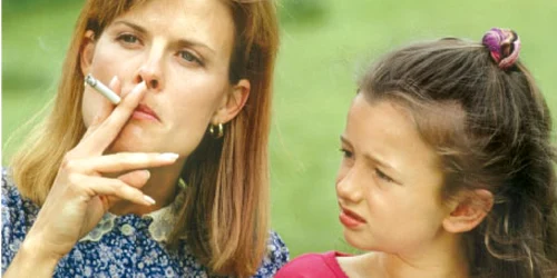 Fumul de ţigară inhalat de copii le sensibilizează plămânii 