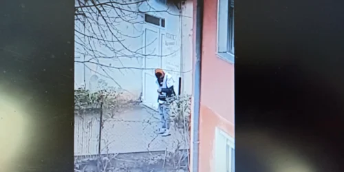 Băiat din Cugir filmat în timp ce se droga dintr-o pungă