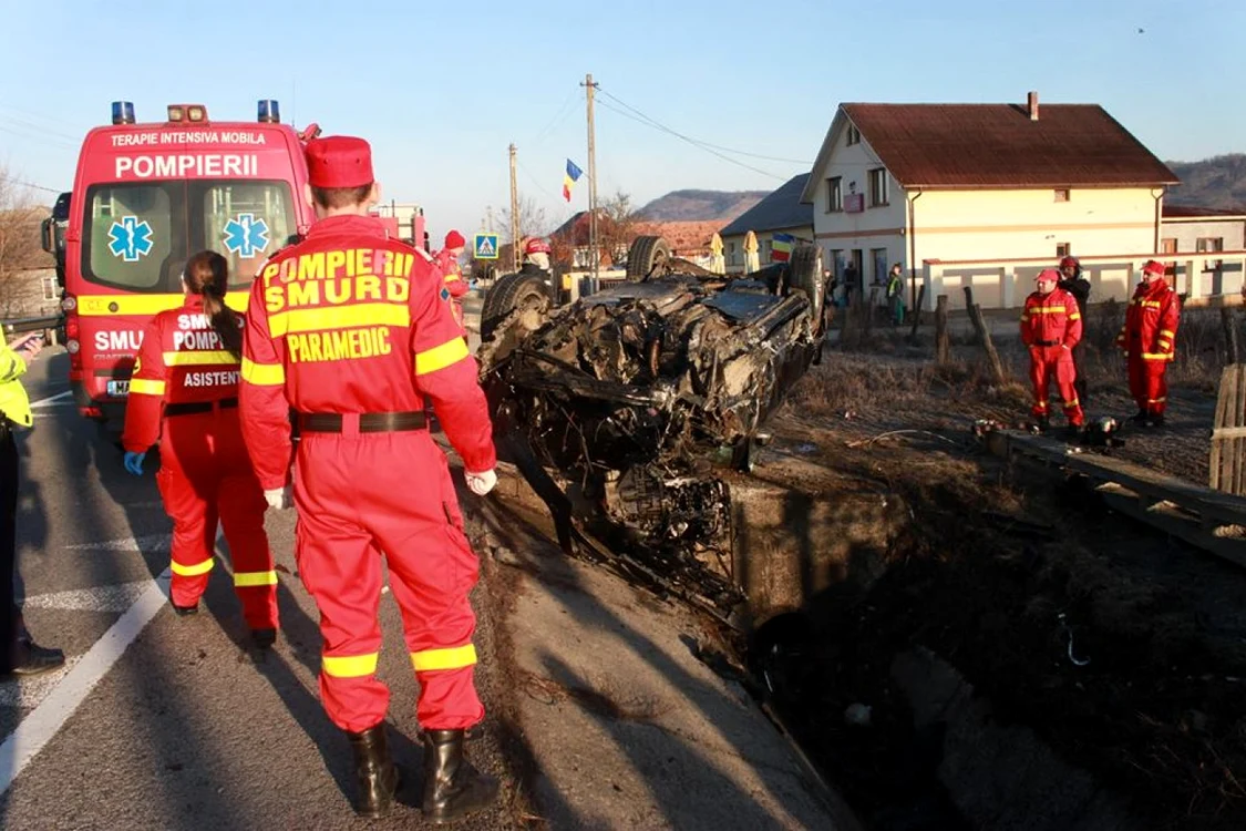 Autoturismul a fost transformat într-un morman de fiare, însă şoferul a scăpat fără nicio zgârietură