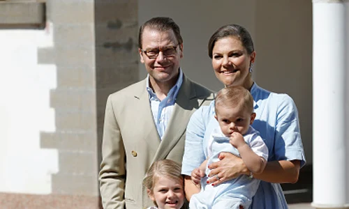 Prințesa Victoria, alături de soțul său, Prințul Philip și cei doi copii ai lor jpeg