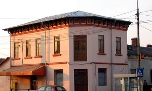 Restaurantul Gării din Buzău, unde Caragiale a și locuit pentru un an, în cele trei odăi de la etaj, se afla, de fapt, peste drum de gara propriu zisă jpeg