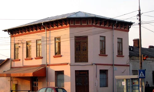 Restaurantul Gării din Buzău, unde Caragiale a și locuit pentru un an, în cele trei odăi de la etaj, se afla, de fapt, peste drum de gara propriu zisă jpeg
