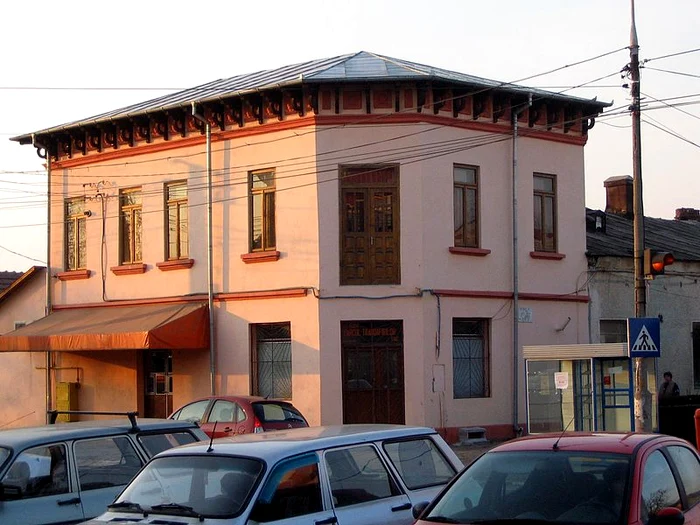 Restaurantul Gării din Buzău, unde Caragiale a și locuit pentru un an, în cele trei odăi de la etaj, se afla, de fapt, peste drum de gara propriu-zisă