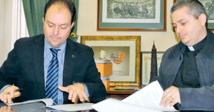 Primarul Víctor Ruiz (stânga) şi parohul Florin Datcu
