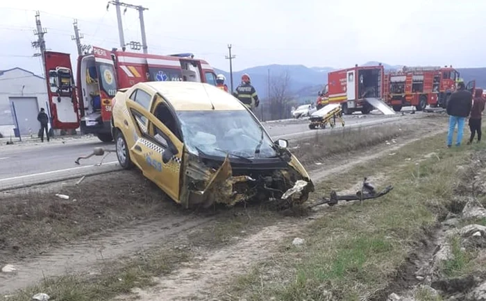 Accident rutier pe DN 1 - Sibiu soldat cu trei morţi - singura supravieţuitoare - o gravidă se zbate între viaţă şi moarte Foto Adevărul