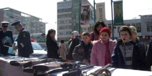 Elevii au defilat prin faţa standului cu arme confiscate